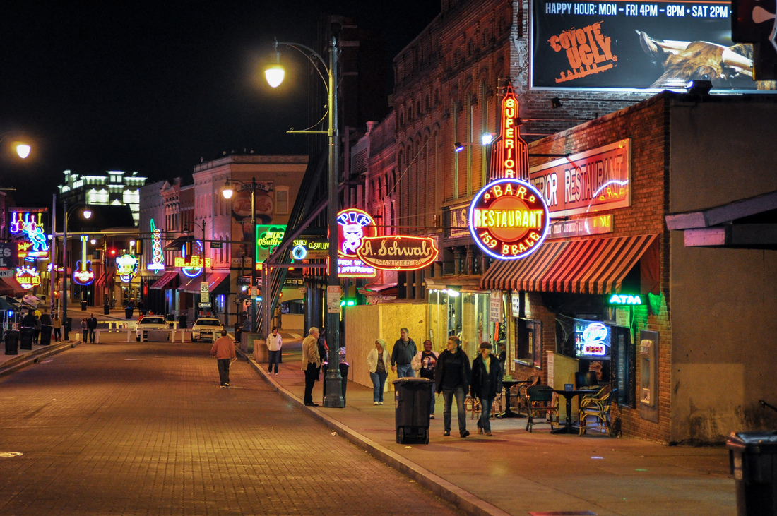 Beale Street de nuit à Memphis