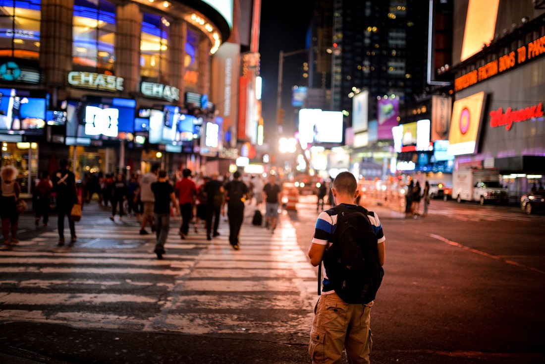 Jeune homme vers Times Square