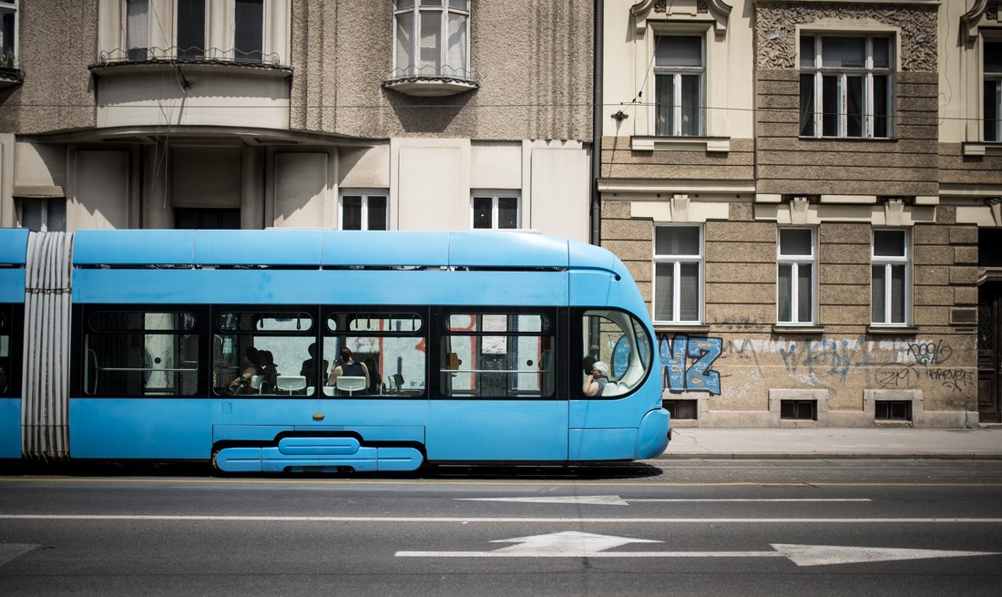 Tramway bleu typique de Zagreb