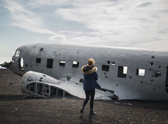 Manue près de l'avion écrasé en Islande
