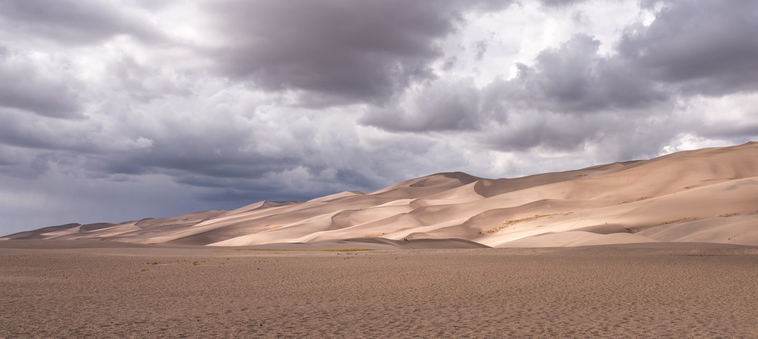 Great Sand Dunes sous un ciel nuageux