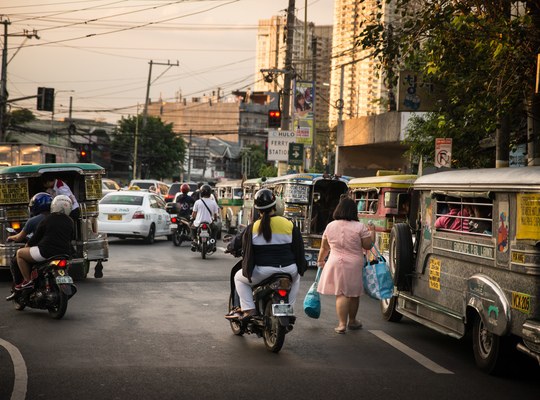 Jeepneys et motos : scène de vie à Manille