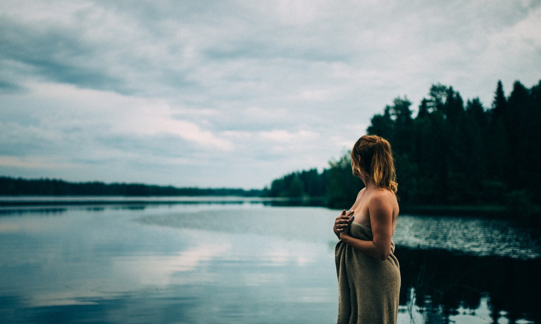 Se détendre près d'un lac en Finlande