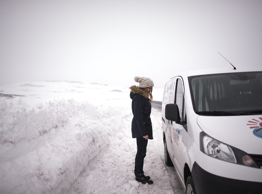 La route un peu enneigée d'Islande