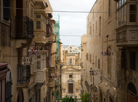 Rue et balcon typiques de Malte