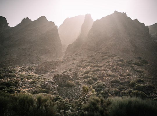 Rayons de soleil sur les roches de Parc du Teide