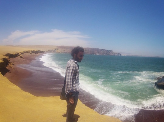 Seb au dessus de la plage rouge de Paracas