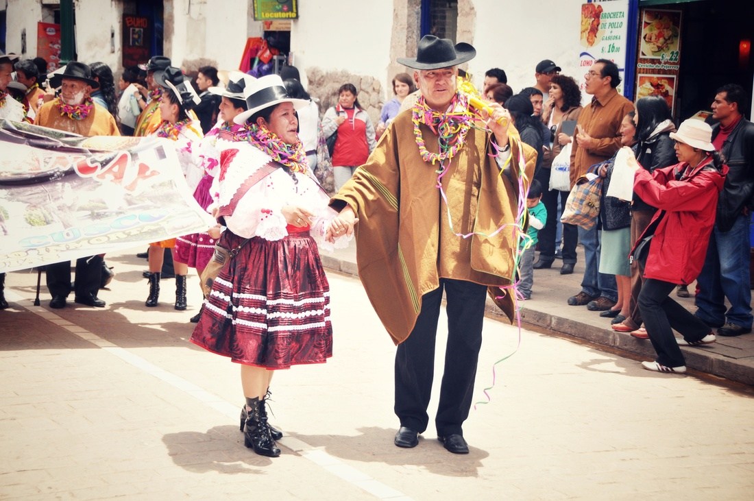 Défilé traditionnel dans les rues de Cusco