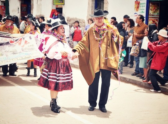 Défilé traditionnel dans les rues de Cusco
