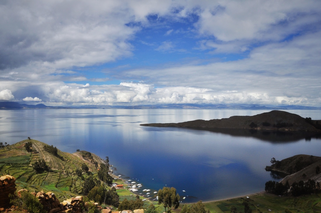 Vue sur le lac titicaca depuis isla del sol