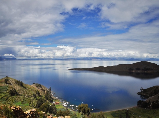 Vue sur le lac titicaca depuis isla del sol