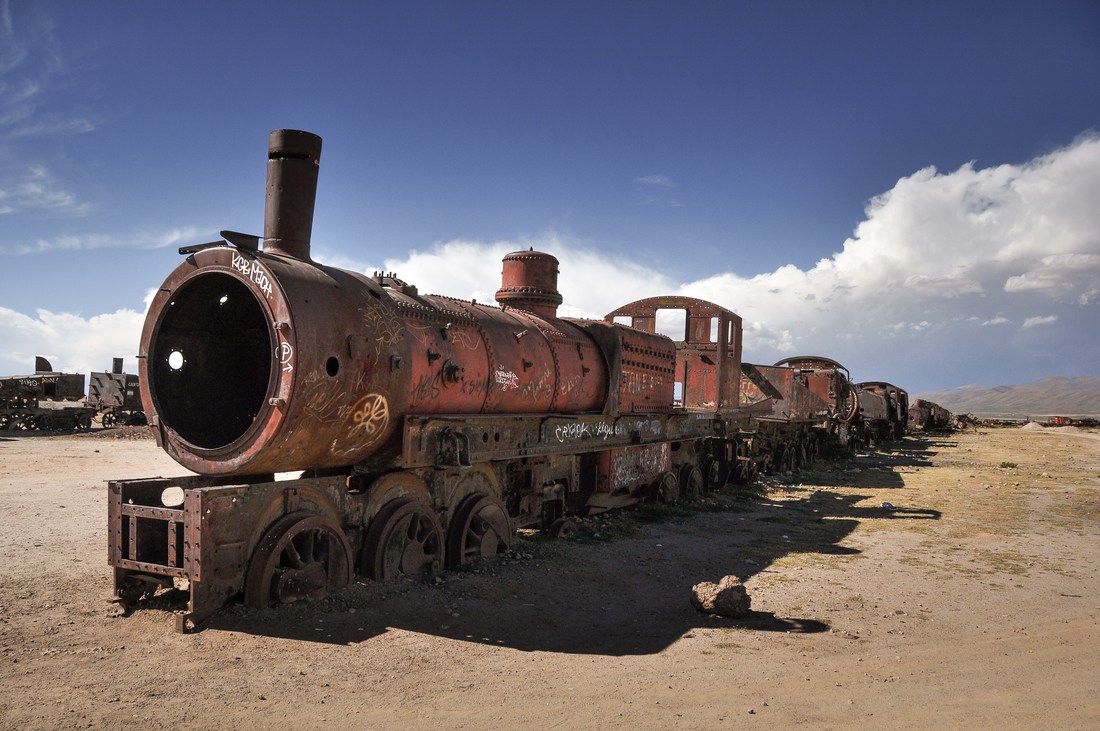 Locomotive dans le désert de trains d'uyuni