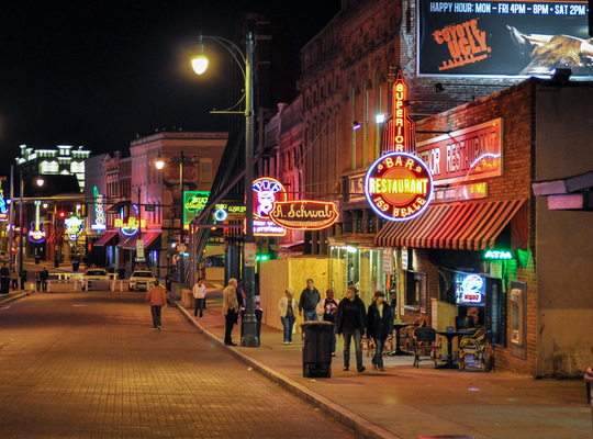 Beale Street de nuit à Memphis