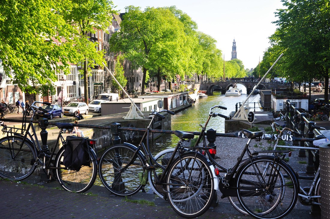 Vélos le long des canaux d'Amsterdam