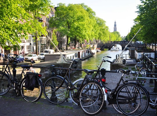 Vélos le long des canaux d'Amsterdam
