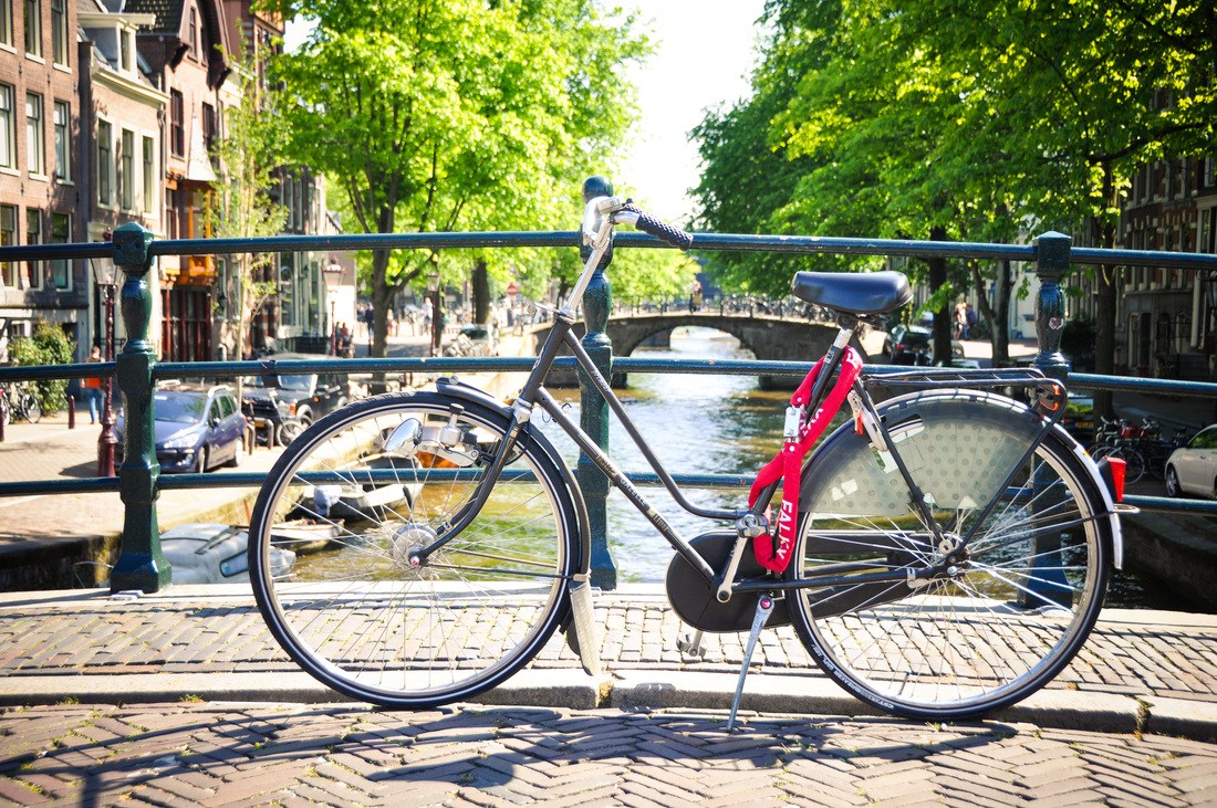 Vélo sur les canaux d'Amsterdam