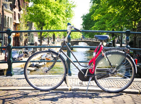 Vélo sur les canaux d'Amsterdam