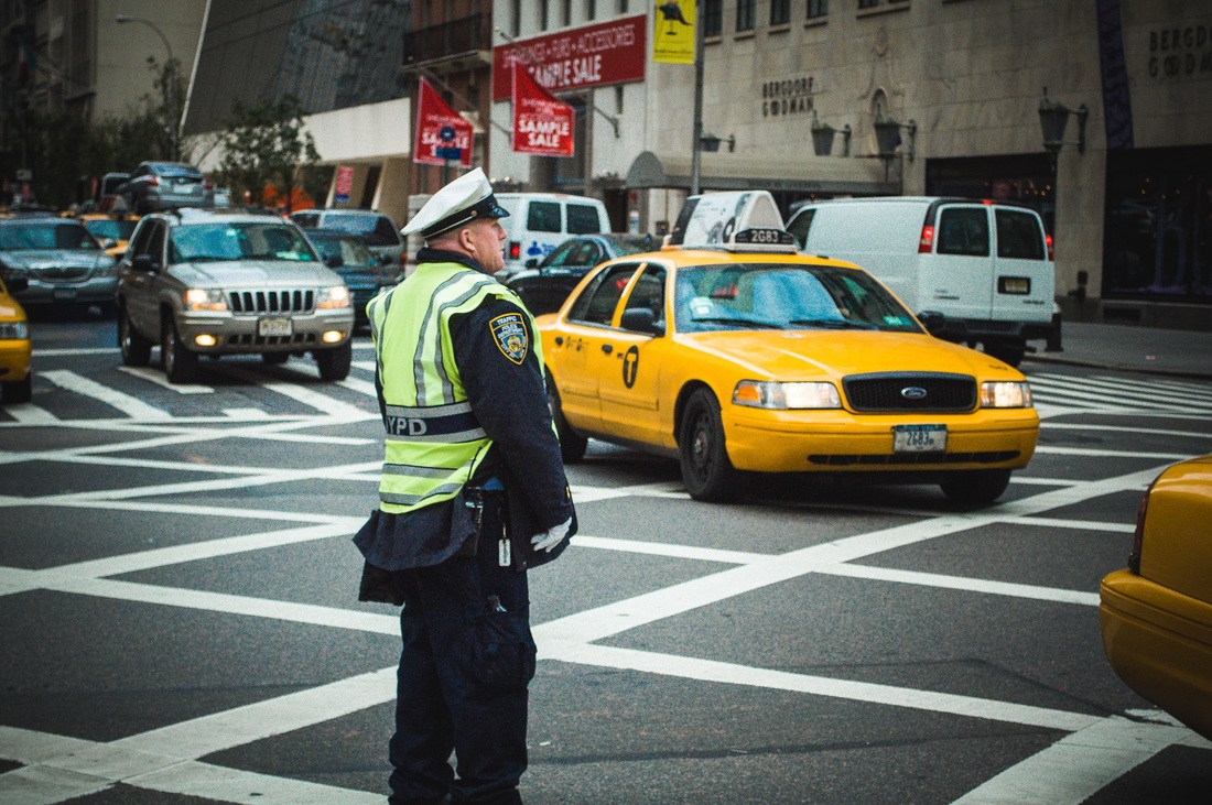 Policier dans les rues de New York