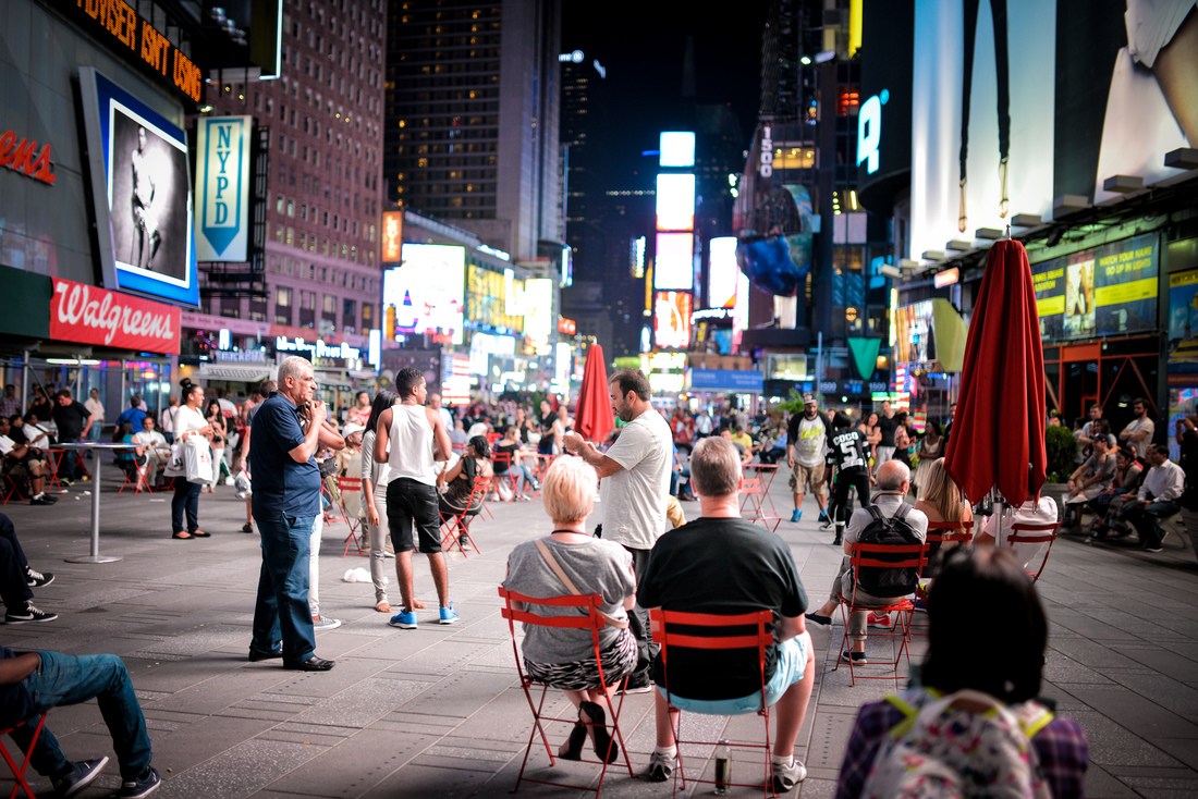 Touristes en terrasse sur Times Square