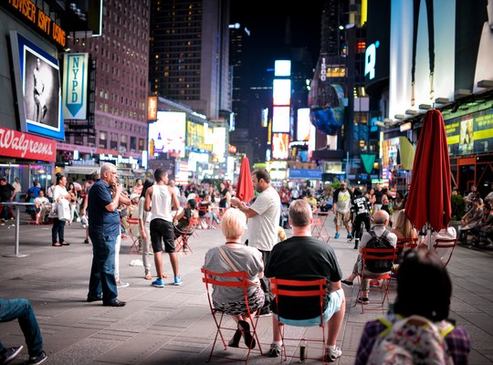 Touristes en terrasse sur Times Square