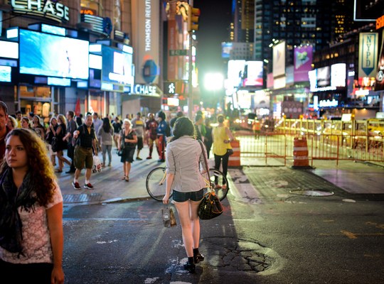 Jeune femme se dirigeant vers Times Square