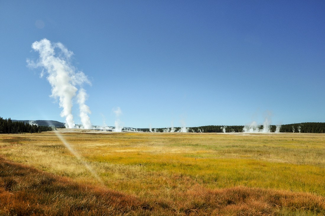 Au loin, Lower geyser basin