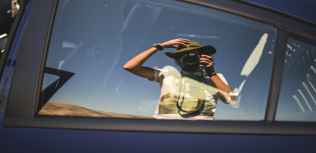 Selfie dans une vitre de voiture