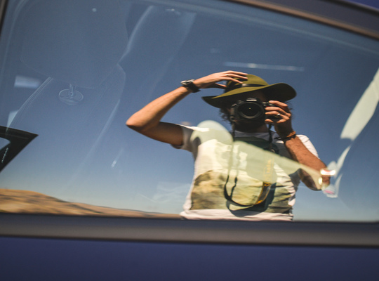 Selfie dans une vitre de voiture