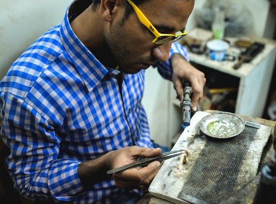 Dans un atelier de bijoux à Assouan