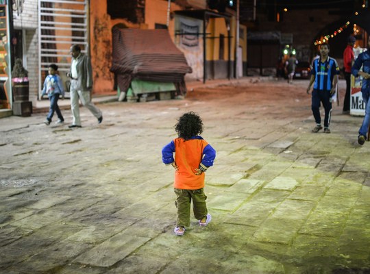 Petit garçon dans les rues d'Assouan