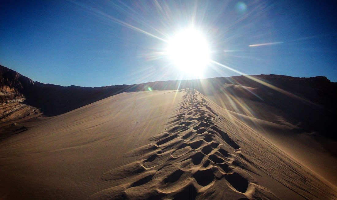 Soleil couchant sur le désert