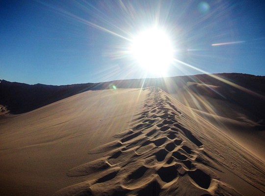 Soleil couchant sur le désert