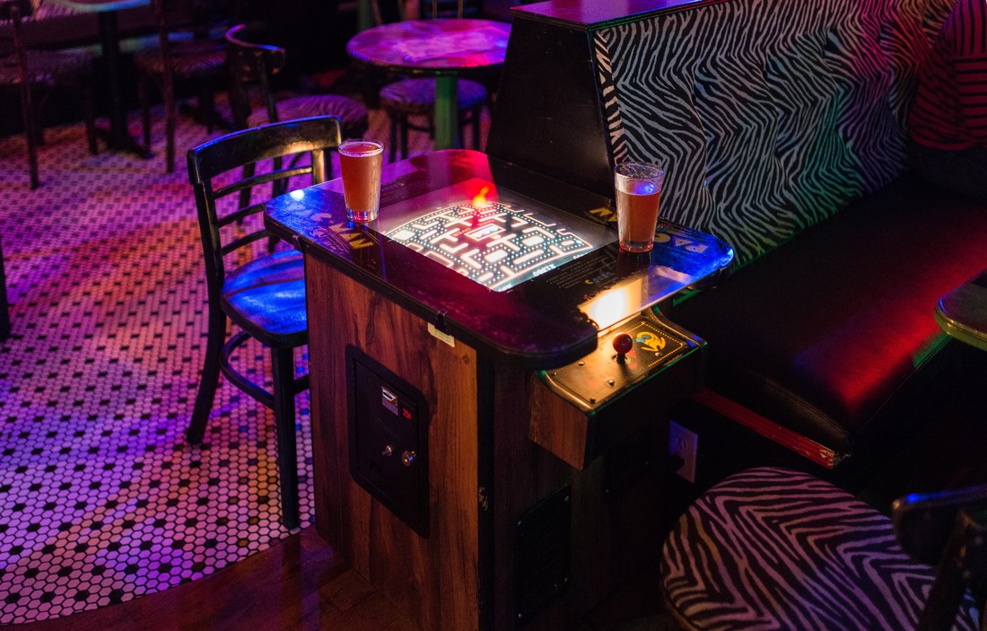 A l'intérieur du Unicorn Bar, Pacman table