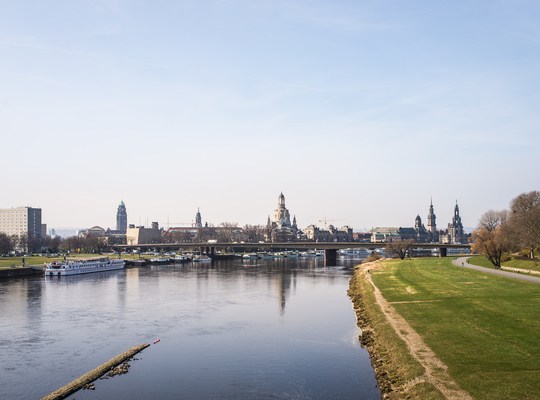 Vue sur Dresde depuis les rives de l'Elbe