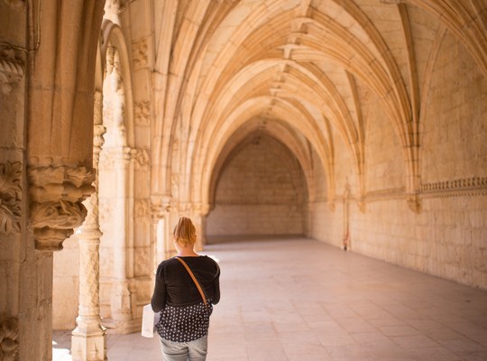 Sous les arcades du Monastère des Hiéronymites