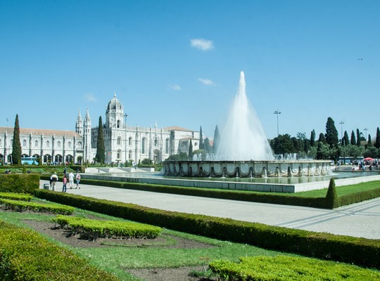 Jardim da Praça do Império avec vue sur le Monastère