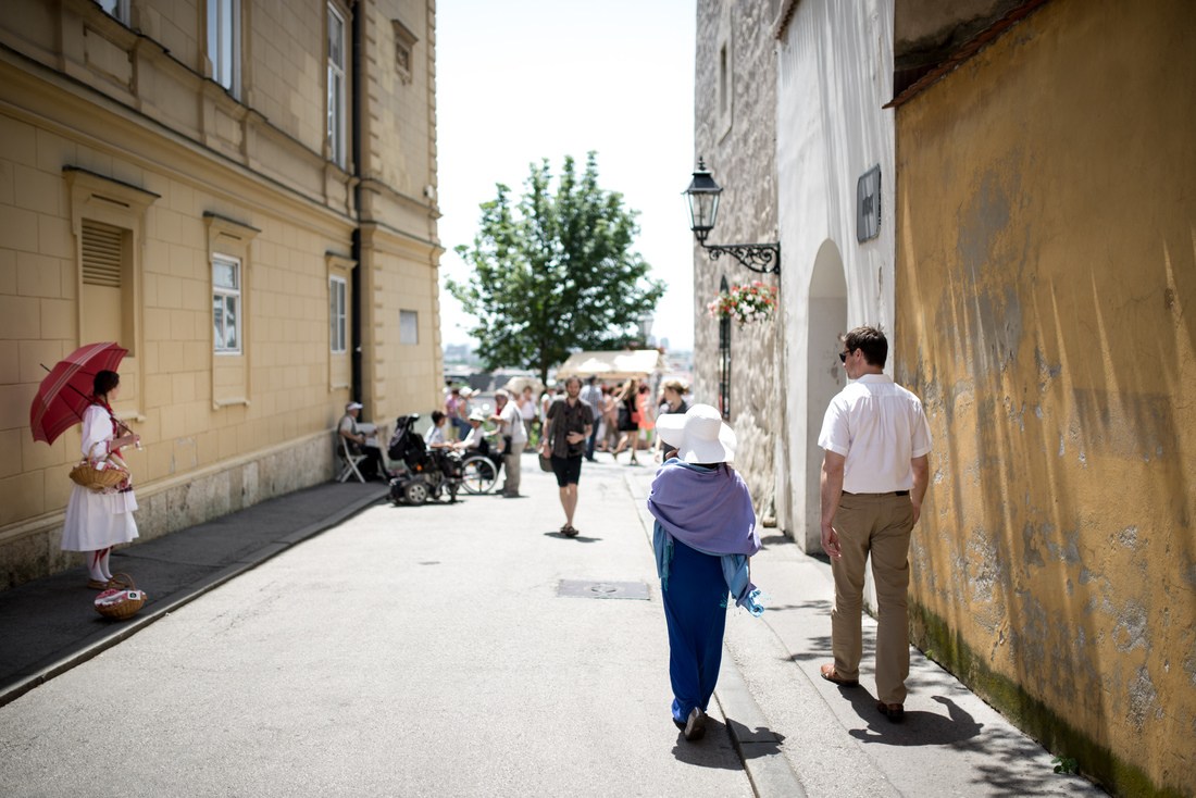 Couple en balade dans les rues de Zagreb