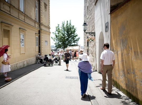 Couple en balade dans les rues de Zagreb