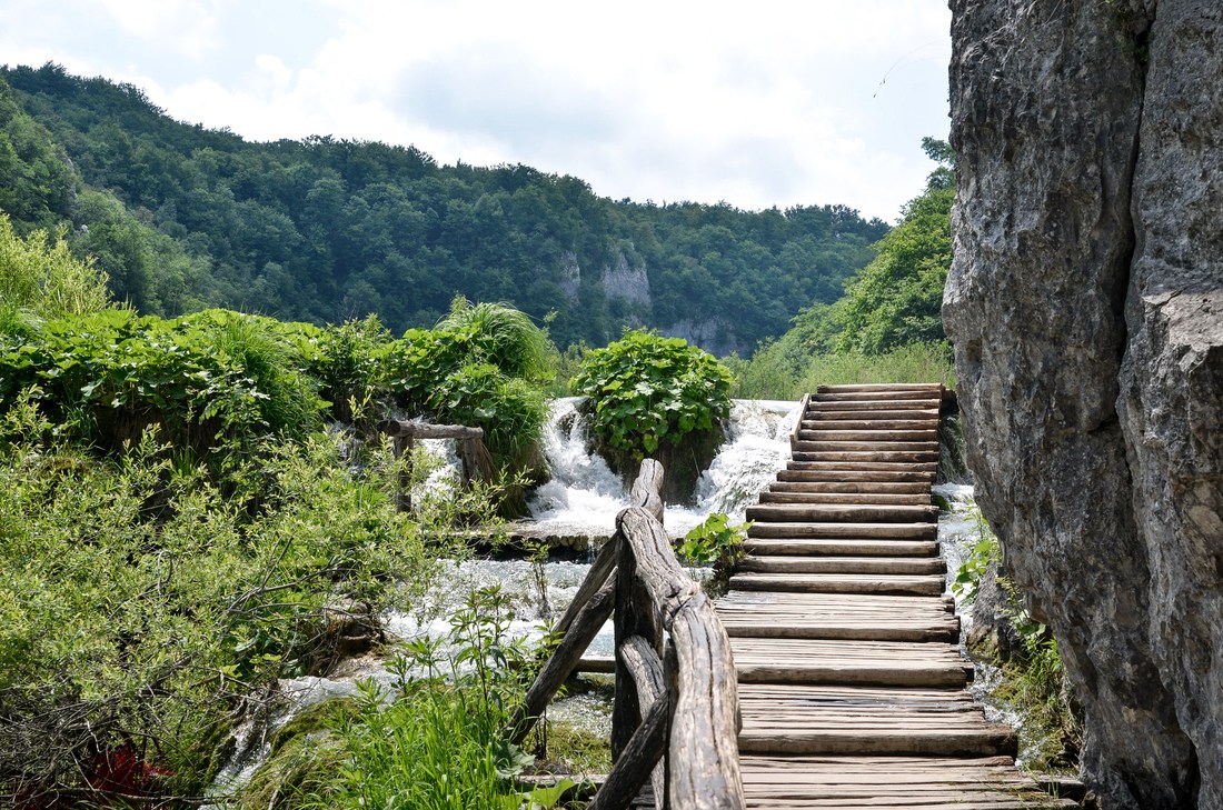 Chemin traversant les lacs de Plitvice