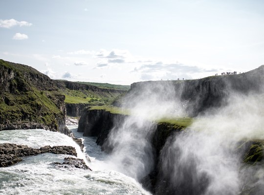 Impressionnante chute d'eau en Islande