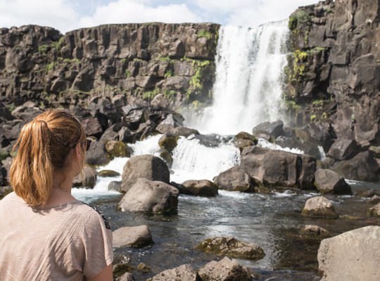 Manue devant Öxarárfoss