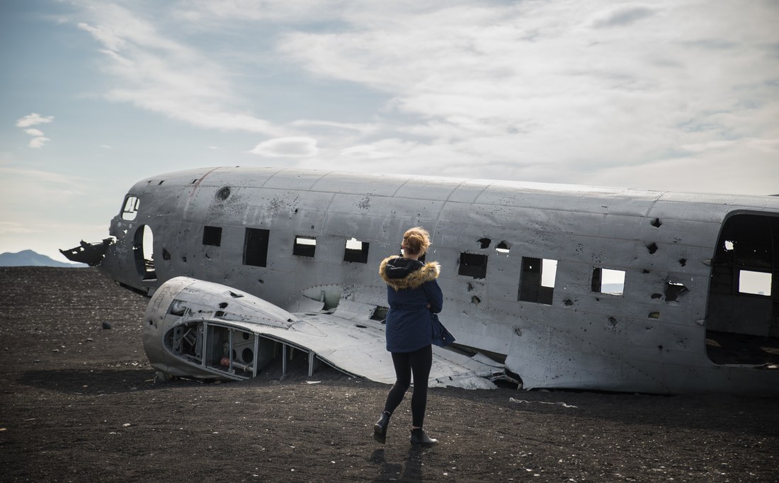 Manue près de l'avion écrasé en Islande