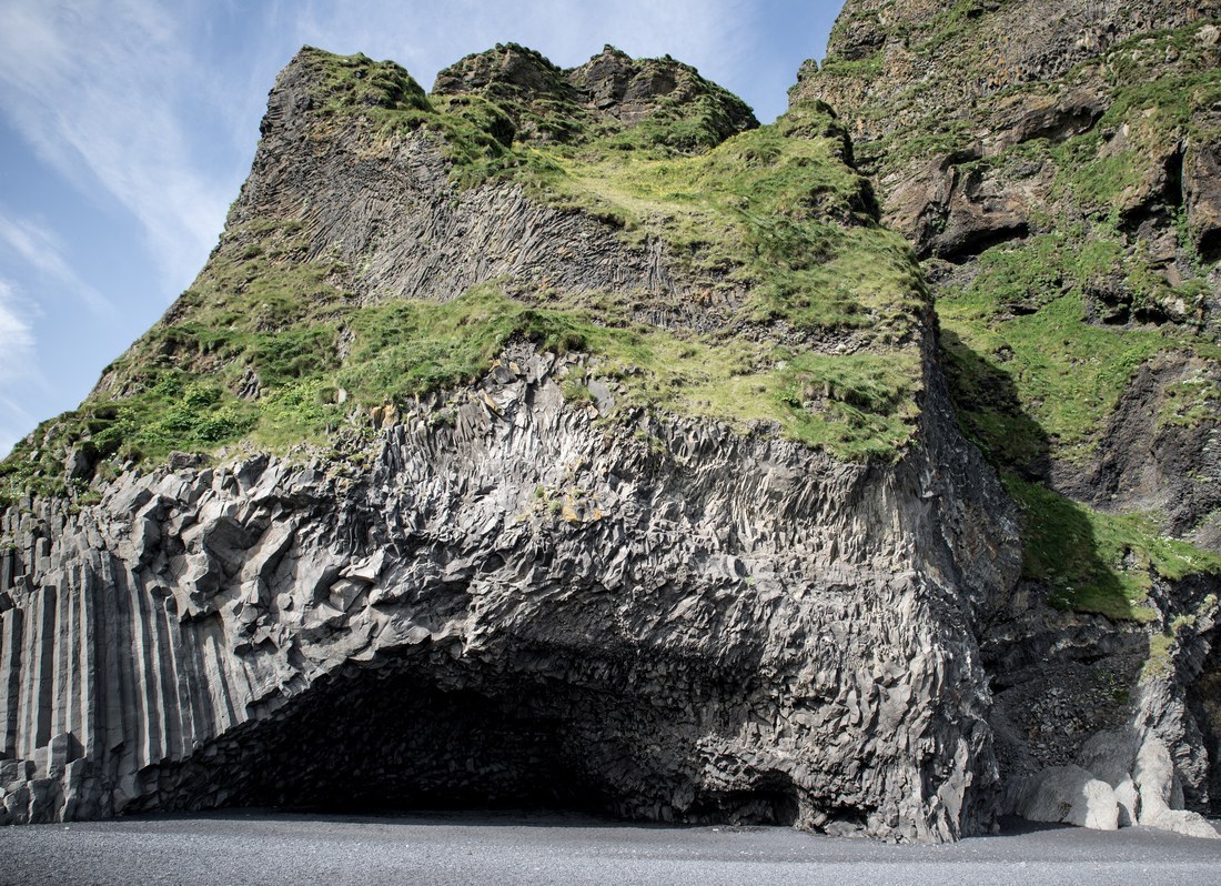 Grotte entourée d'orgues basaltiques 