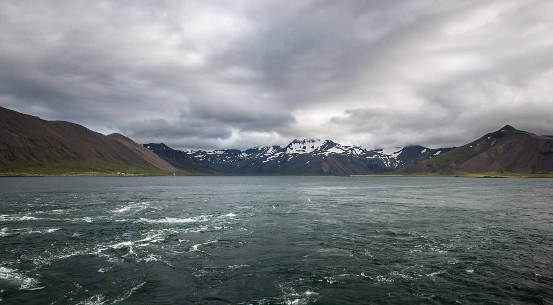 La mer et les montagnes enneigées d'Islande