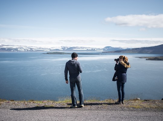 Vincent et Manue devant les fjords Islandais