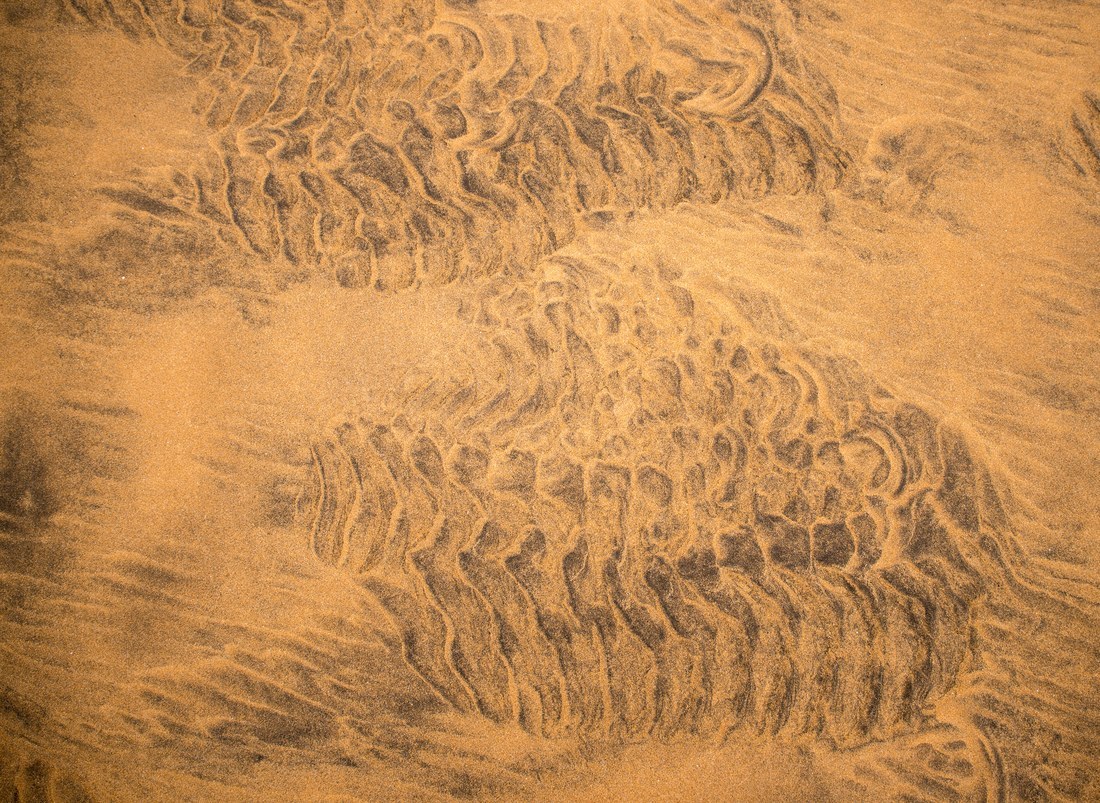 Détail de la plage de sable rouge
