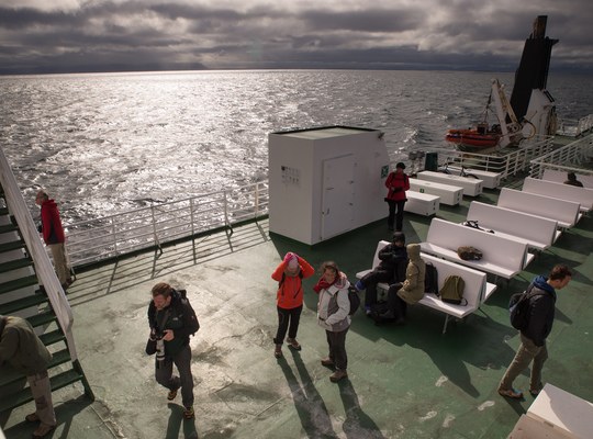 Sur le ferry dans les fjords Islandais