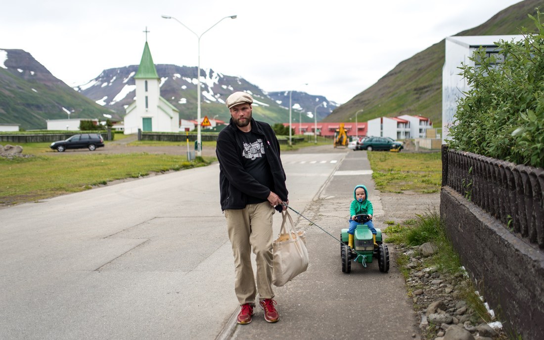 Scène de vie dans un petit village islandais