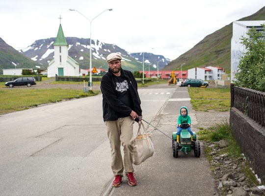 Scène de vie dans un petit village islandais