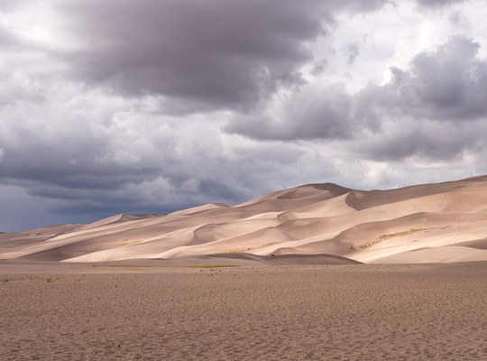Great Sand Dunes sous un ciel nuageux